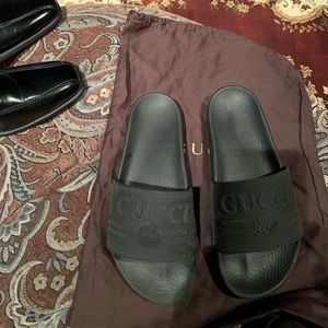 Boys Gucci Slides used but in good condition
